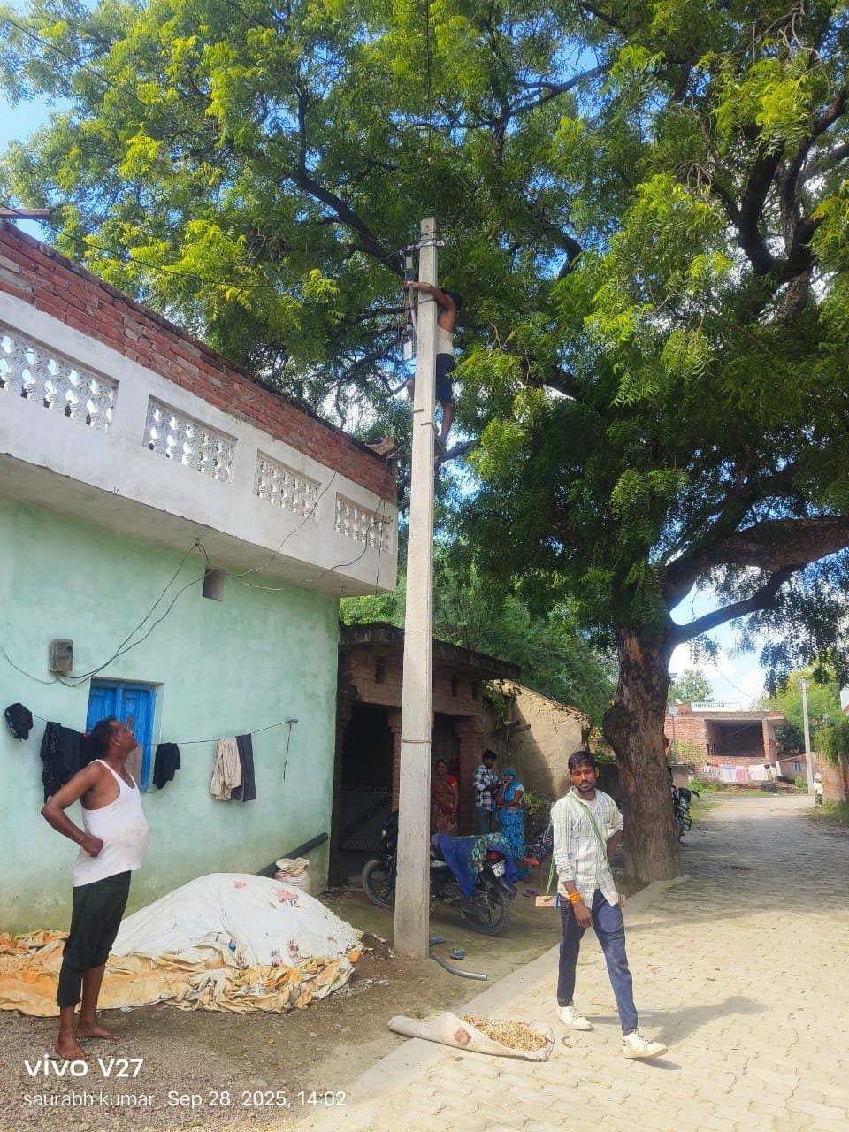 रायबरेली-दहशत से निपटने के लिए प्रधान ने गांव में कराई प्रकाश व्यवस्था 