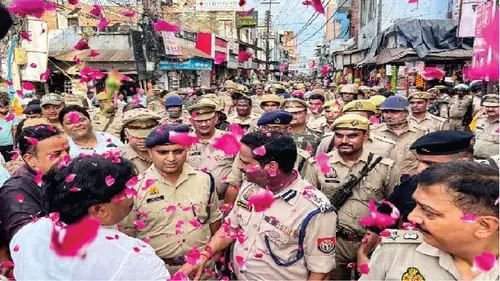 पुलिस अफसरों पर बरसाए फूल, कहा- जलने से बचाया शहर; तीसरे दिन हालात सामान्य