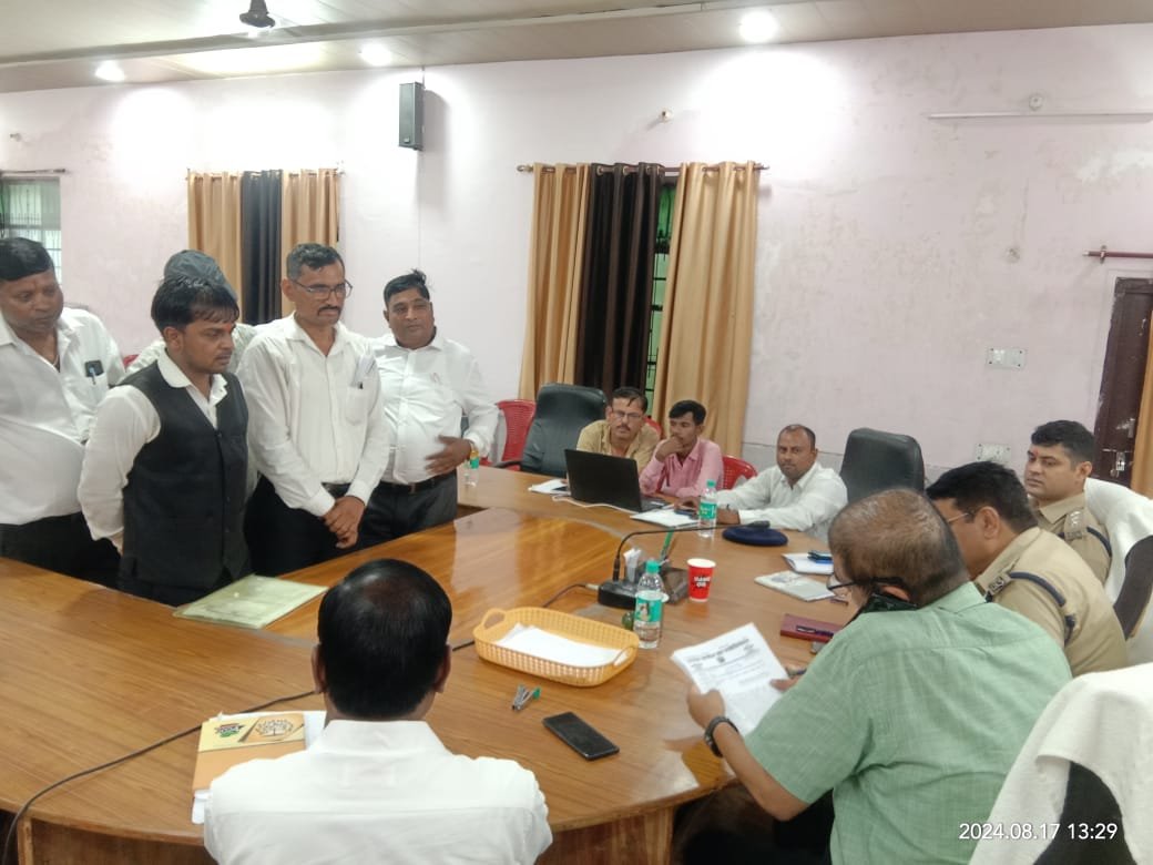 Raibareli-नायब तहसीलदार की कार्यशैली से नाराज अधिवक्ताओं ने सोपा ज्ञापन