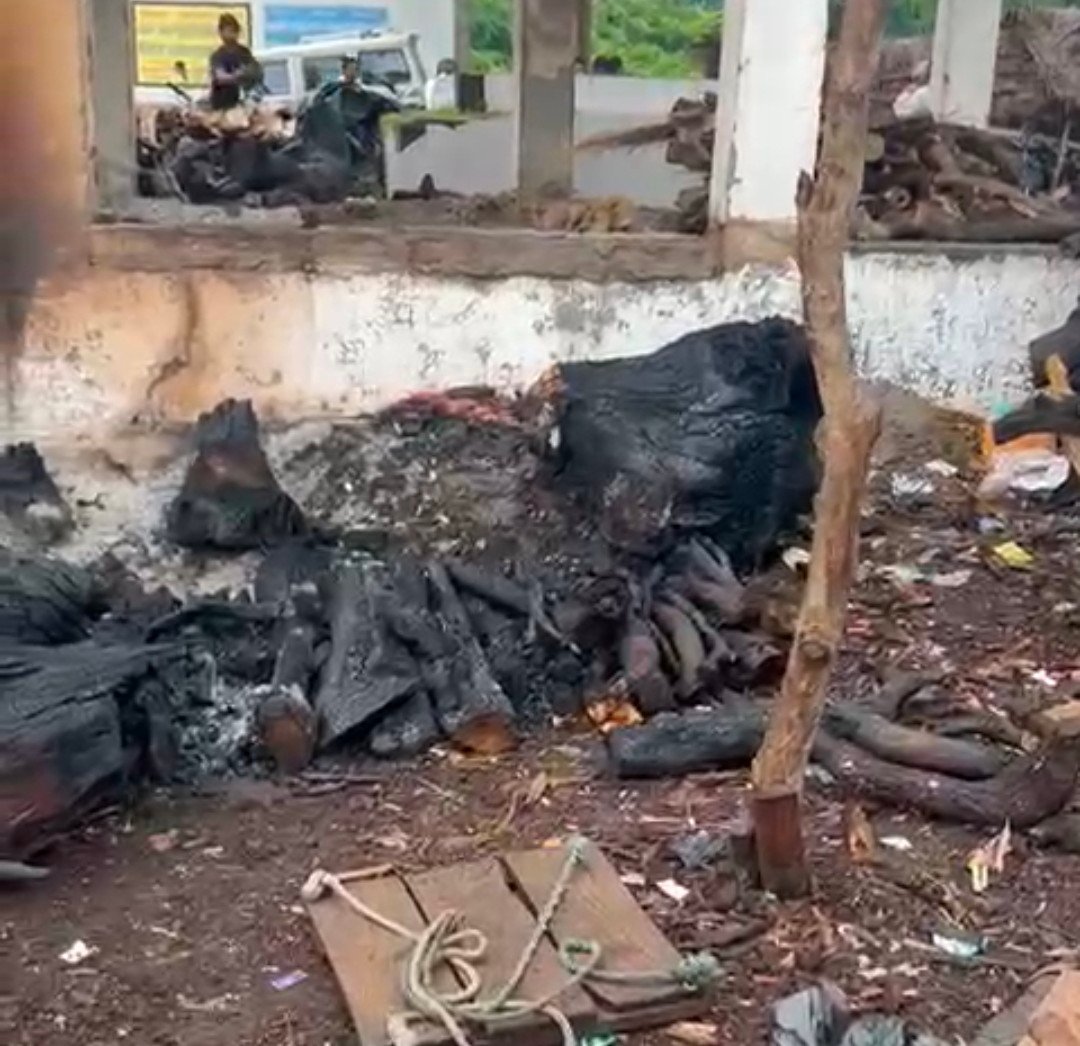 रायबरेली-पीड़ित दुकानदार के दुकान के पास अज्ञात लोगों ने लगाई आग