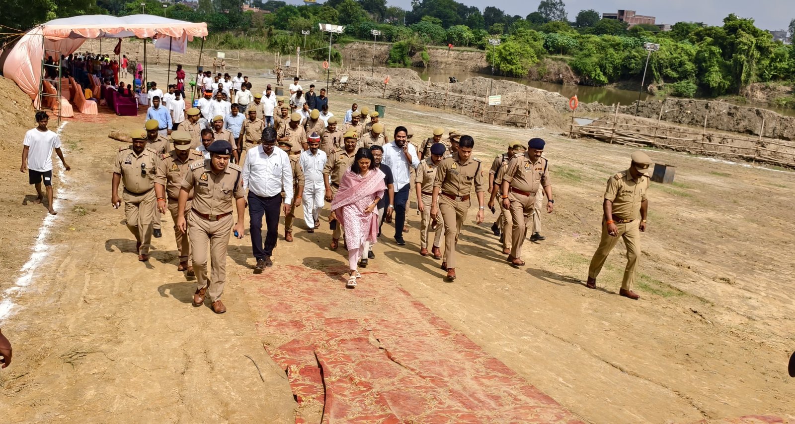 दुर्गा प्रतिमा विसर्जन पर्व को लेकर डीएम-एसपी ने किया राजघाट का निरीक्षण