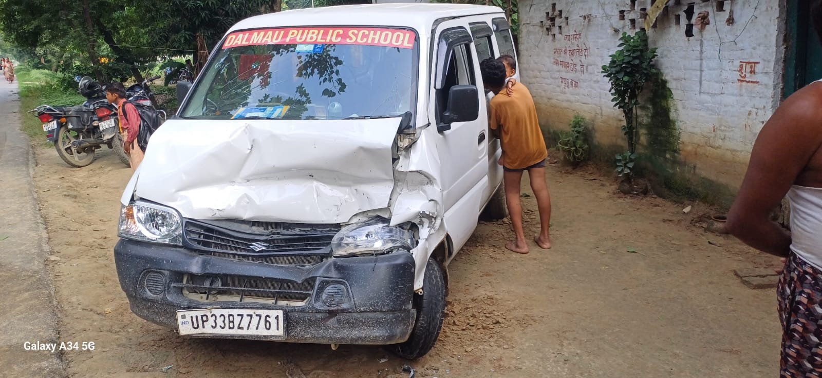 Raibareli-तेज रफ्तार डंफर ने निजी विद्यालय की गाड़ी में मारी जोरदार टक्कर