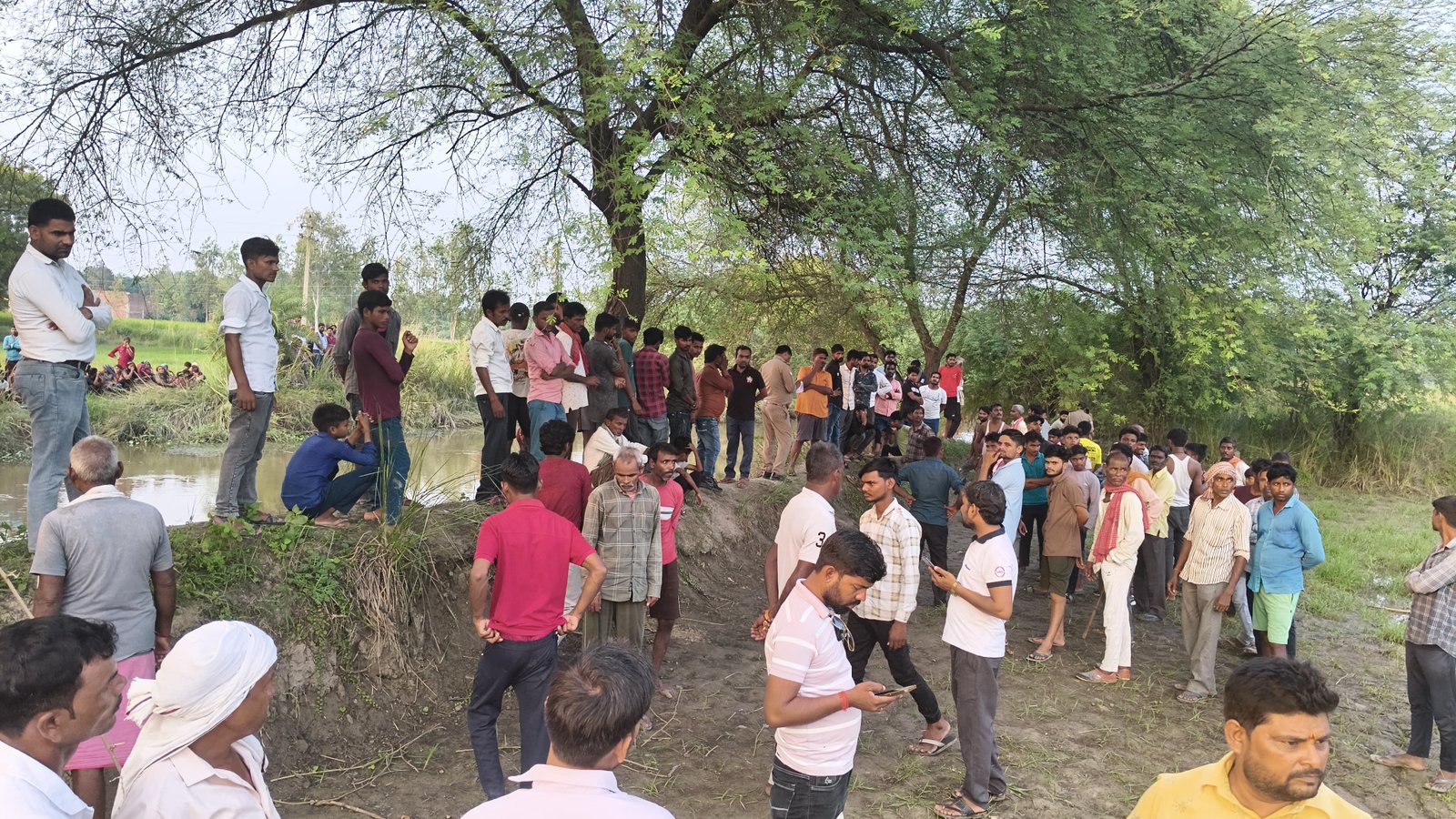 रायबरेली-जमुरवा बॉर्डर पर स्थित नदी में तैरती लाश बनी चर्चा का विषय।