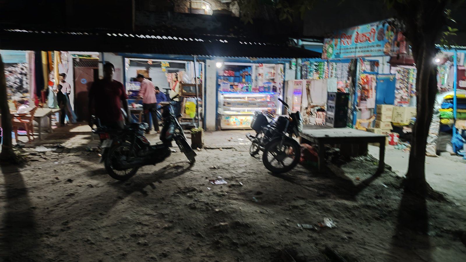 रायबरेली-आखिर यह कौन सी बरारा चौराहे पर है दुकान जो महंगे दामों में बेच रहा है समान