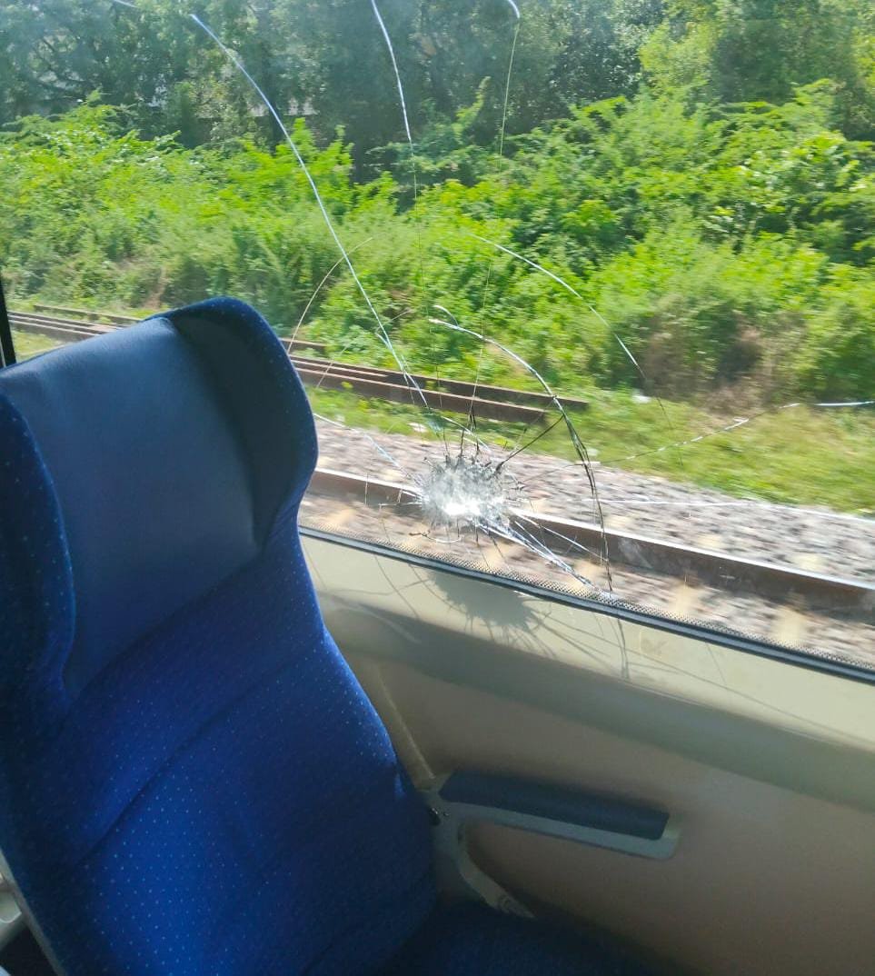 रायबरेली-वंदे भारत एक्सप्रेस पर पथराव, कोच का टूटा शीशा,,, 