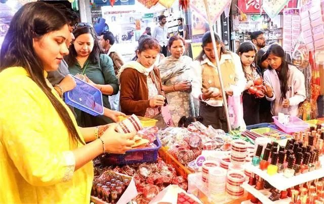 28,000 करोड़ रुपए की खरीदारी! पति की लंबी उम्र के लिए महिलाओं ने खर्च किए करोड़ों, अकेले दिल्ली में ₹8,000 करोड़ का हुआ कारोबार