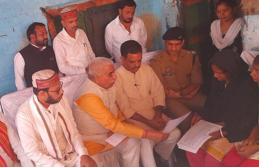 रायबरेली-म्रतक हरीओम के परिवार को प्रदेश सरकार नें 13 लाख 55 हजार रुपए से अधिक की दी आर्थिक सहायता