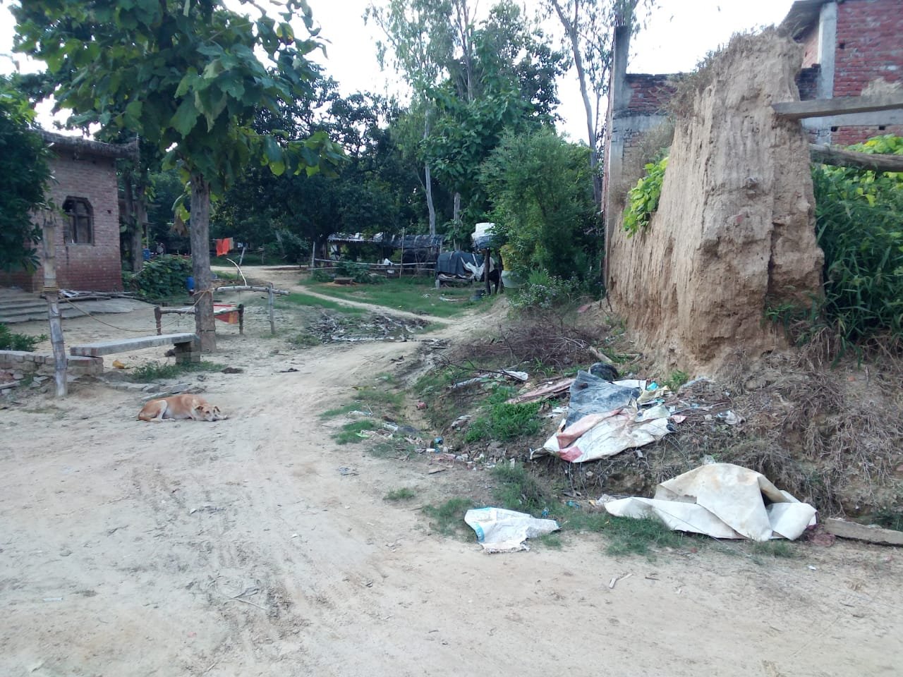 रायबरेली-करोड़ों रूपये खर्च फिर भी कीचड़ और गंदे पानी से भरा,आखिर क्यों,,,,,? 