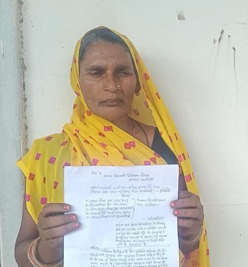 रायबरेली-गोकना घाट गांव निवासी एक विधवा महिला ने दबंगों पर जान से मारने की धमकी का आरोप