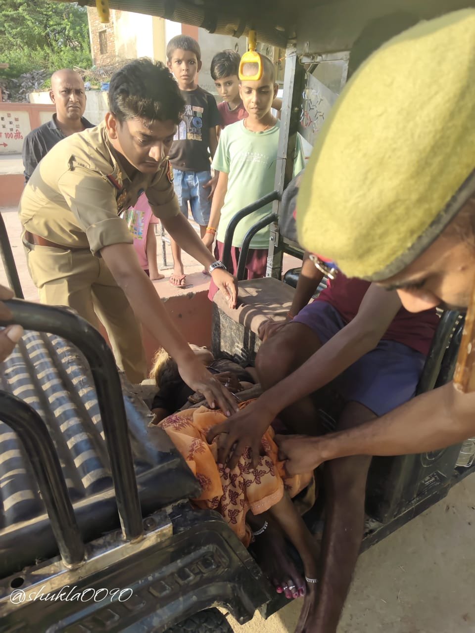 रायबरेली-चौकी इंचार्ज विनय पाठक ने पेश की मानवता की मिशाल,गंगा नदी से बुजुर्ग महिला को निकलवाया बाहर,ये हुई घटना