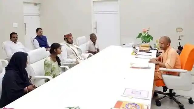 रायबरेली पीड़ित परिवार के आंसू की हर बूंद का लिया जाएगा हिसाब, हरिओम की पत्नी से बोले सीएम योगी