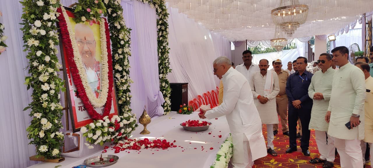 रायबरेली-पूर्व विधायक गजाधर सिंह की प्रथम पुण्यतिथि पर राज्य मंत्री मयंकेशरण सिंह ने दी श्रद्धांजलि