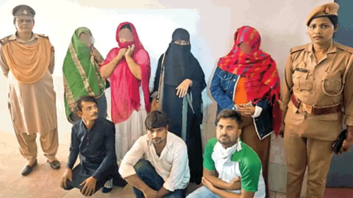 मकान पर छापा पड़ा तो मची खलबली, किराये के घर में चल रहा सेक्स रैकेट; जस्ट डायल से आते थे ग्राहक