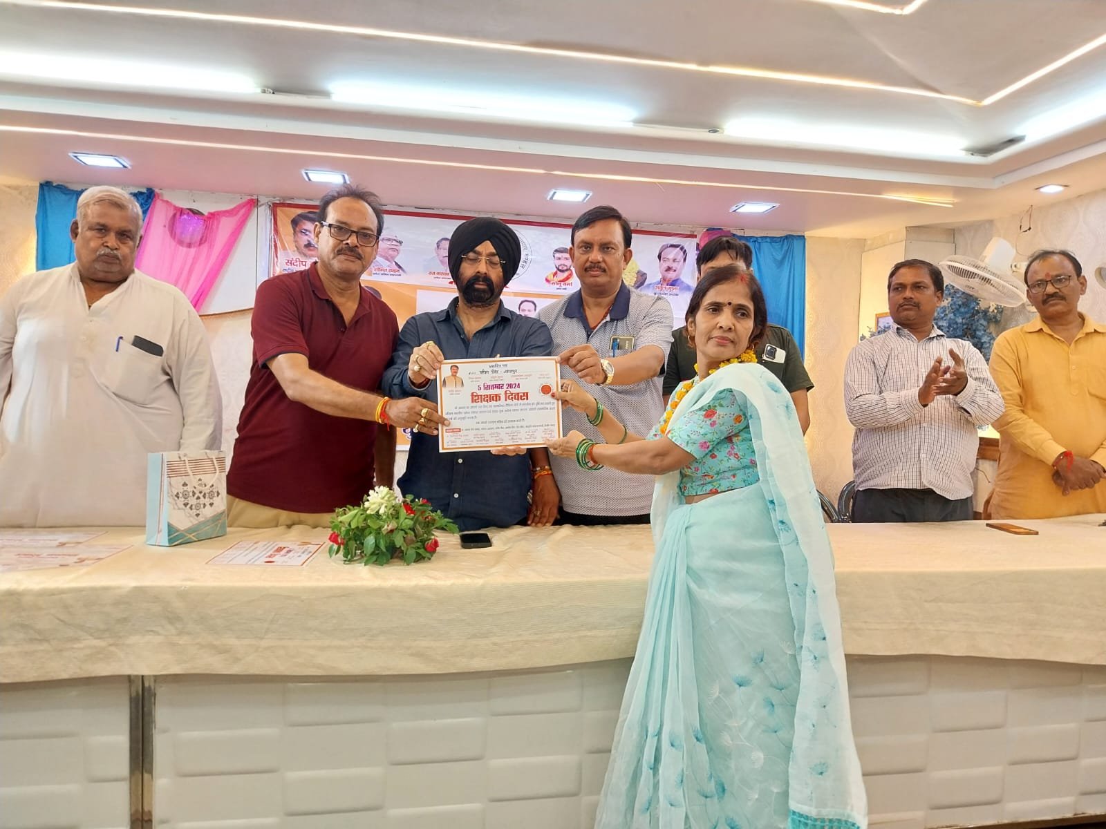 Raibareli-शिक्षक दिवस पर व्यापार मंडल द्वारा बेसिक परिवार की कर्मठ अध्यापिकाओं को किया गया सम्मानित 