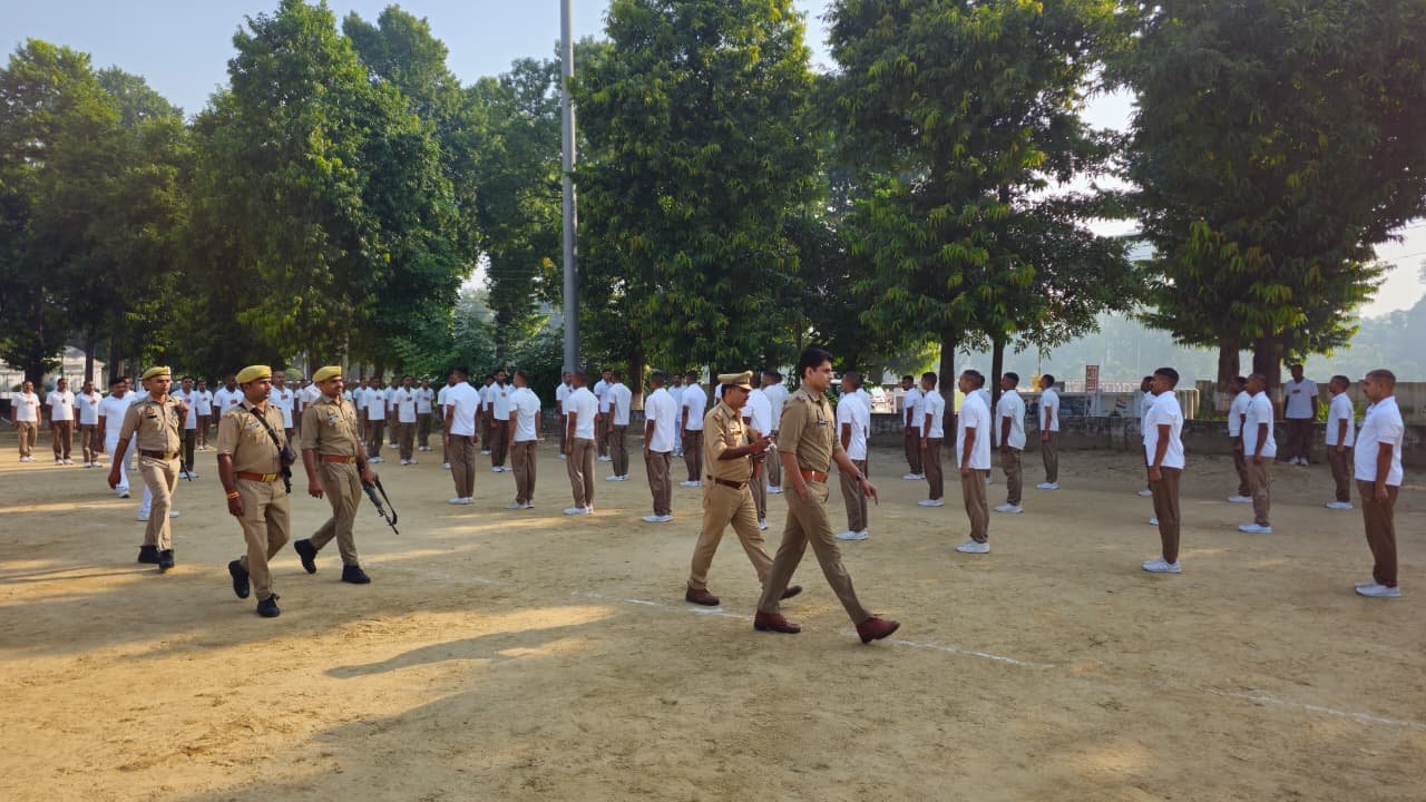 रायबरेली-पुलिस अधीक्षक डां यशवीर सिंह ने रिजर्व पुलिस लाइन में साप्ताहिक परेड का किया निरीक्षण