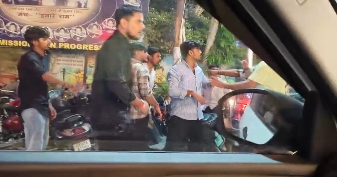 रायबरेली में दर्ज़नो की संख्या में युवकों ने जमकर मचाया तांडव