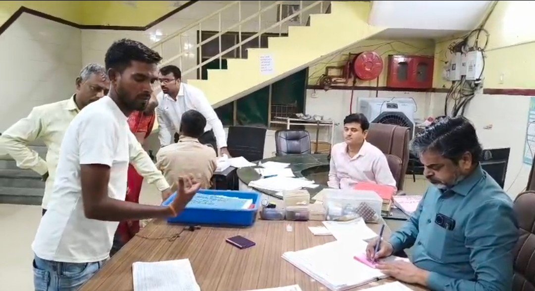 रायबरेली-संदिग्ध परिस्थितियों में सड़क के किनारे मिली युवती