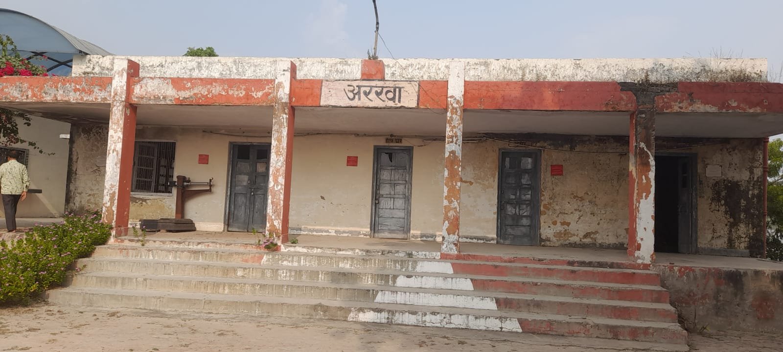 रायबरेली-ऊंचाहार में है बड़ा अजीबोगरीब रेलवे स्टेशन , सौ साल बाद भी स्टेशन तक पहुंचने के लिए कोई मार्ग नहीं,,,, 