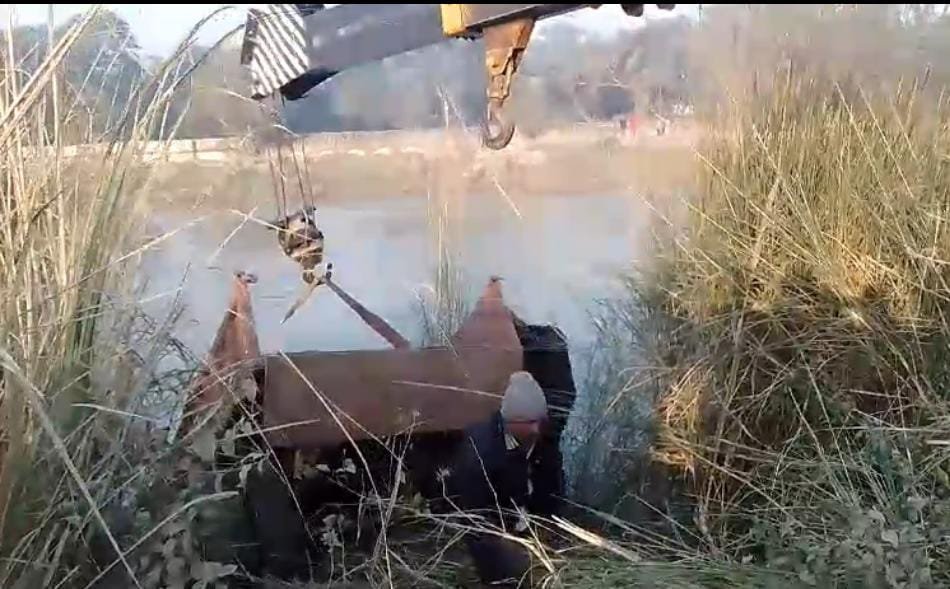 रायबरेली-दरवाजे के सामने खड़े ट्रैक्टर ट्रॉली लेकर भागे चोर,जाने  फिर एसा क्या हुआ की,,,,,? 