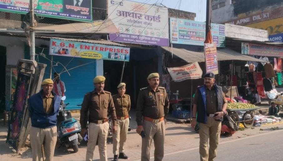 Raibareli-मस्जिदों में नमाज को लेकर अलर्ट मोड में दिखा प्रशासन चप्पे-चप्पे पर मौजूद रहा भारी मात्रा में पुलिस बल