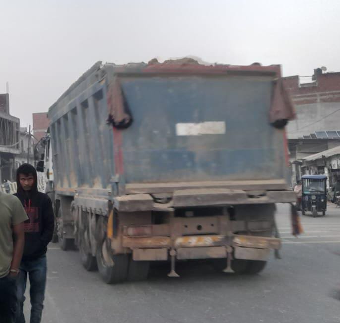 रायबरेली-मिट्टी खनन में लगे हैं बिना नंबर के डंफ़र