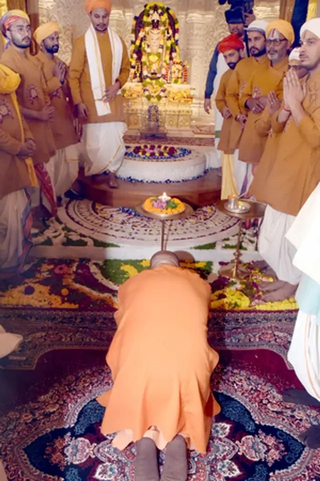 अयोध्या : प्रतिष्ठा द्वादशी पर सीएम योगी ने रामलला के श्रीचरणों में झुकाया शीश