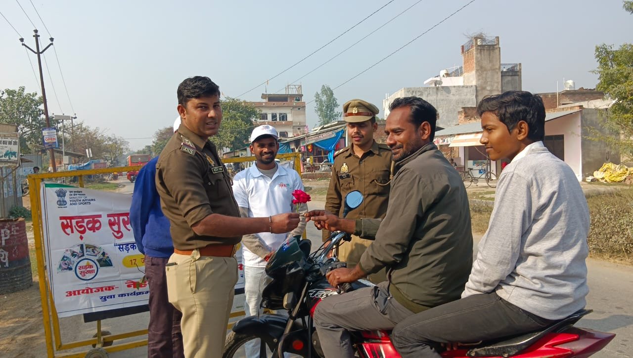 रायबरेली-चौकी इंचार्ज धुलेंडी ने यातायात नियमों के प्रति लोगों को किया जागरूक 