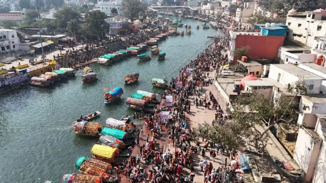 प्रयागराज के रास्‍ते हुए बंद तो यूपी का ये शहर बना मिनी कुंभ, उमड़े 50 लाख श्रद्धालु