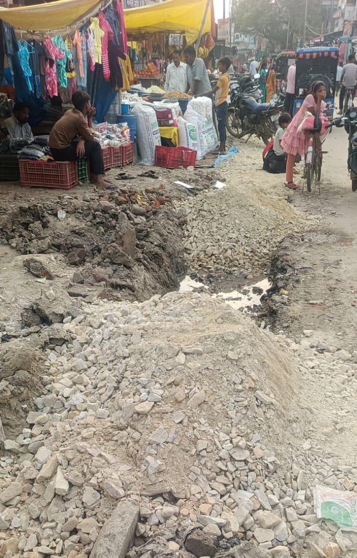 रायबरेली-खरौली सड़क निर्माण में गुणवत्ता को लेकर ग्रामीणों ने उठाए सवाल,जिम्मेदार मौन