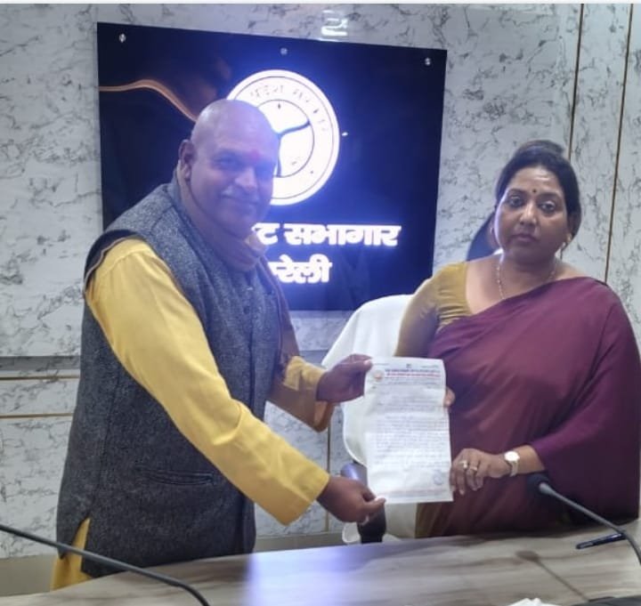 रायबरेली- जिला गंगा समिति के विशिष्ट आमंत्रित सदस्य जितेंद्र द्विवेदी ने जिला विकास अधिकारी को तीन सूत्रीय मांगों को लेकर सौपा ज्ञापन