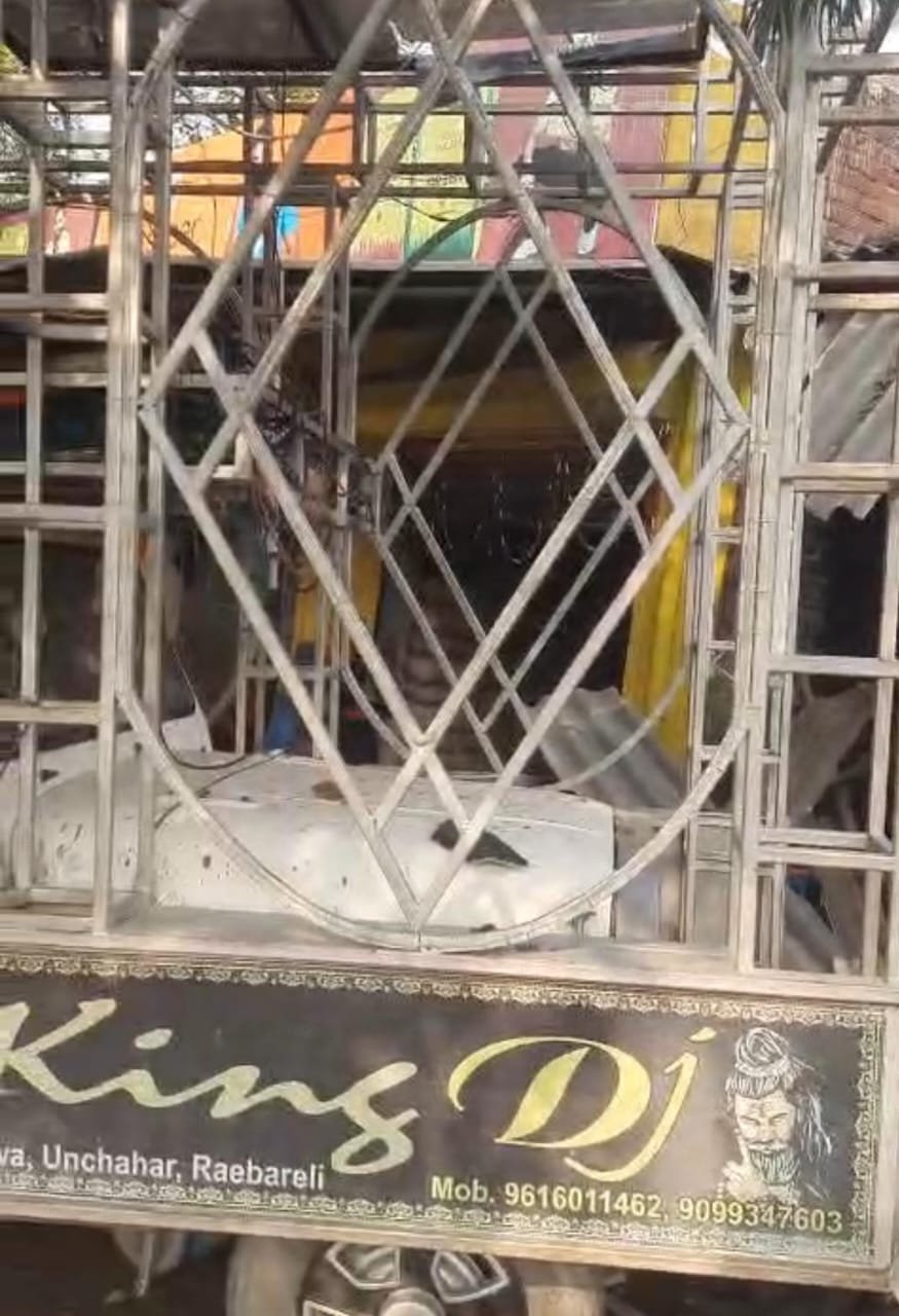 रायबरेली-छतौना मरियानी में नशे में धुत डीजे ड्राइवर ने होटल में घुसेड़ा डीजे,,, 