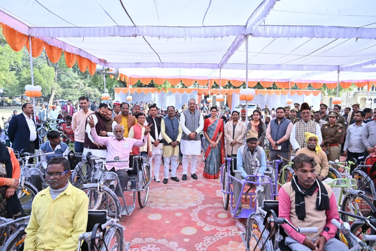 सूबे के मंत्री दिनेश प्रताप सिंह ने सामाजिक अधिकारिता शिविर में वितरित किये सहायक उपकरण