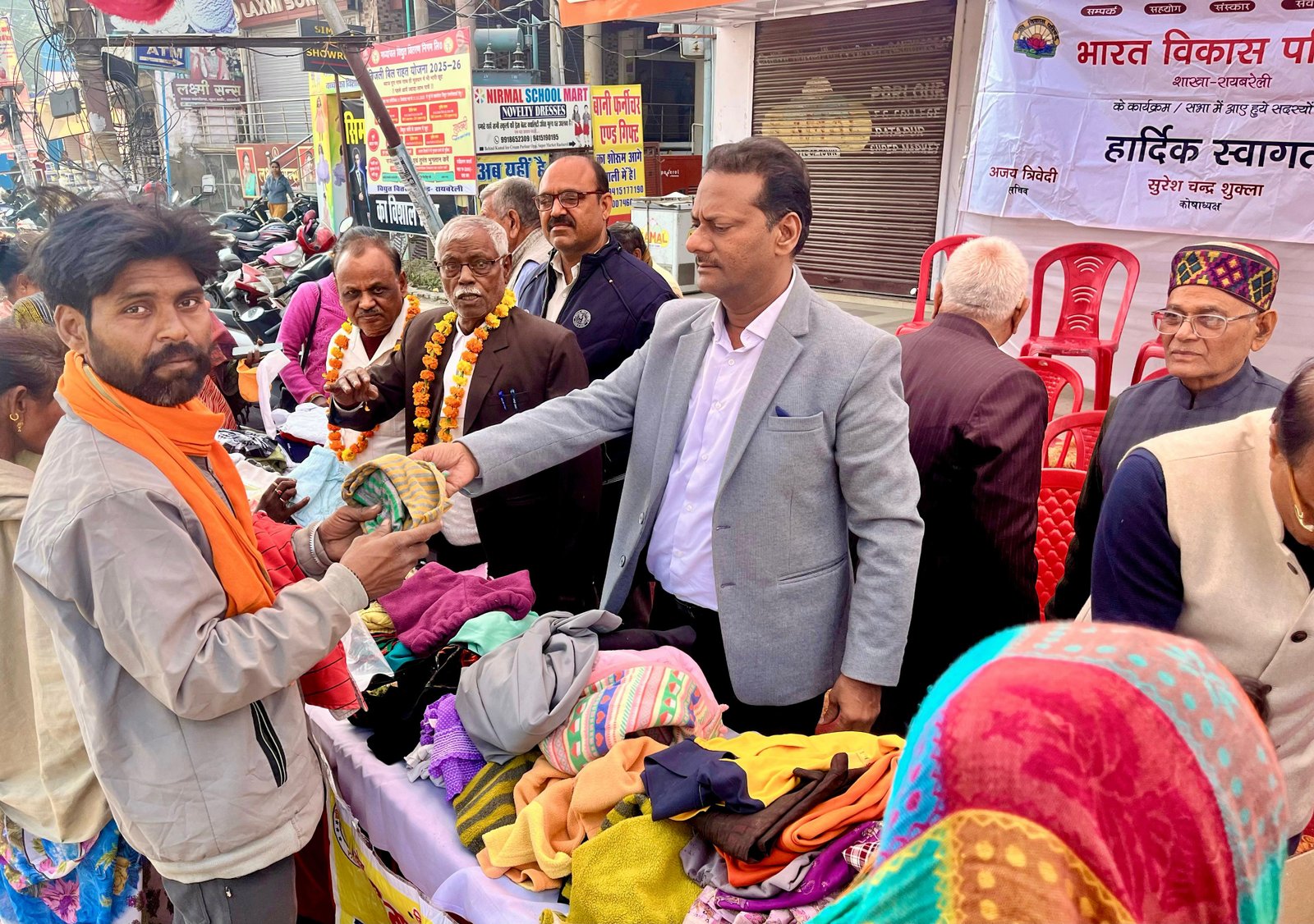 रायबरेली-हजारों ज़रूरतमंदों को निःशुल्क वस्त्र वितरित किए गए