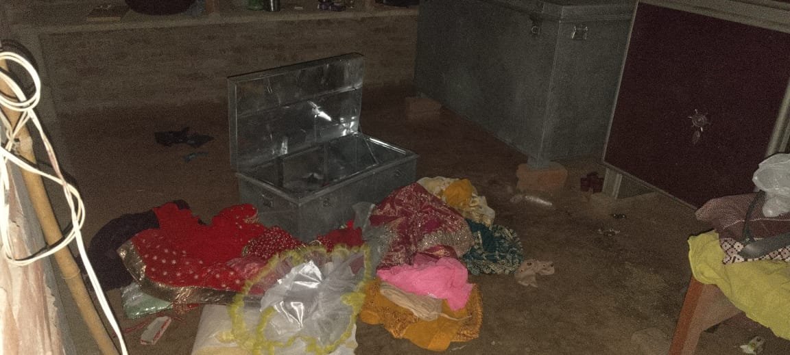 रायबरेली-मेन गेट का ताला तोड़ कर घर में  घुसे चोर लाखों का सामान किया पार 