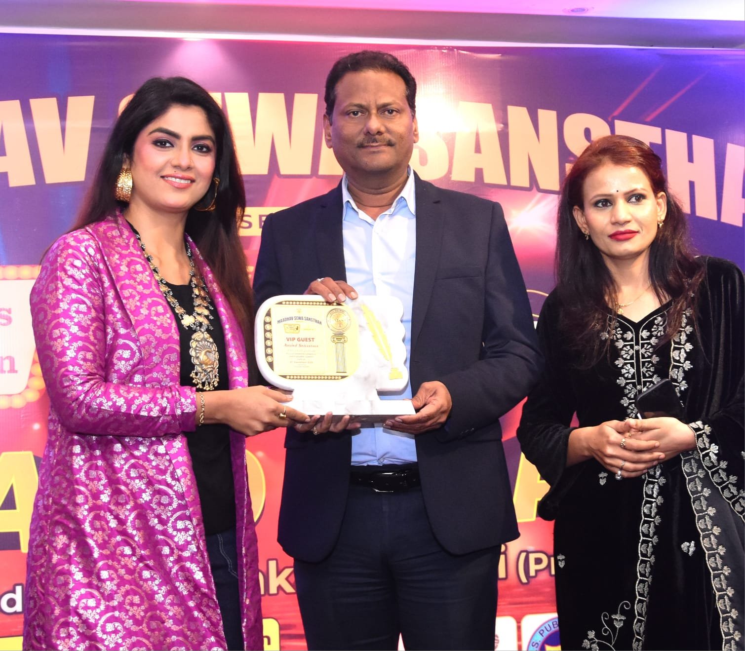 अभिनेत्री सायंतनी घोष ने आंचल को पहनाया ‘मिस यूपी फैशन आइकान’ का खिताब 