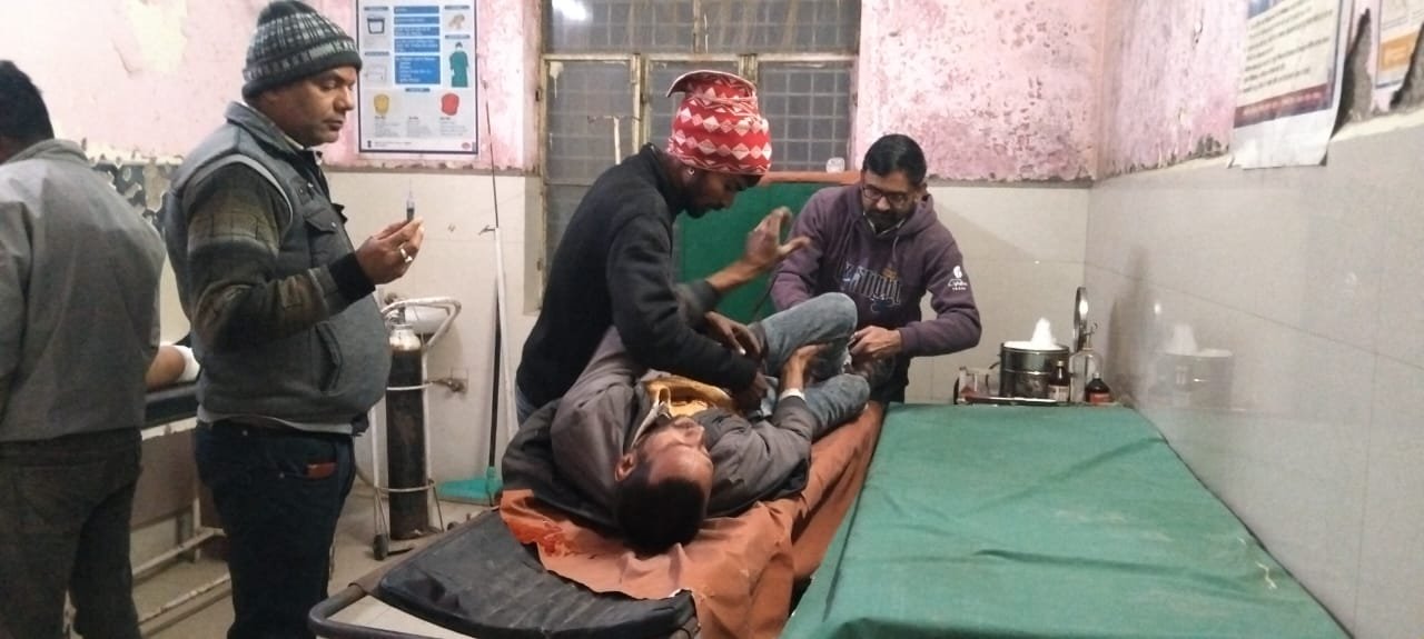 डंपर की टक्कर से ऑटो चालक घायल, जिला अस्पताल रेफर