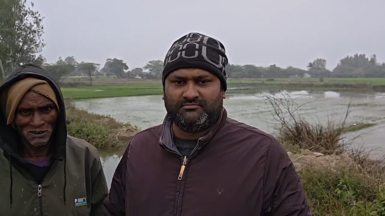 रायबरेली-पाली गांव में किसानों पर आफत, 50 बीघे गेहूं की फसल जलमग्न