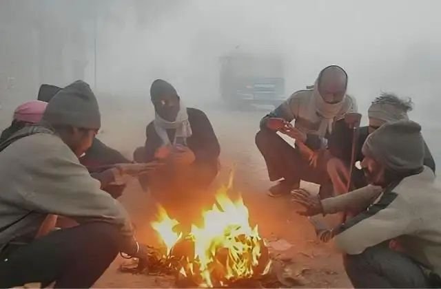 देश में हाड़ कंपाने वाली ठंड का कहर, ये 5 राज्य बहुत घने कोहरे की चपेट में...जानिए अपने शहर के मौसम का हाल