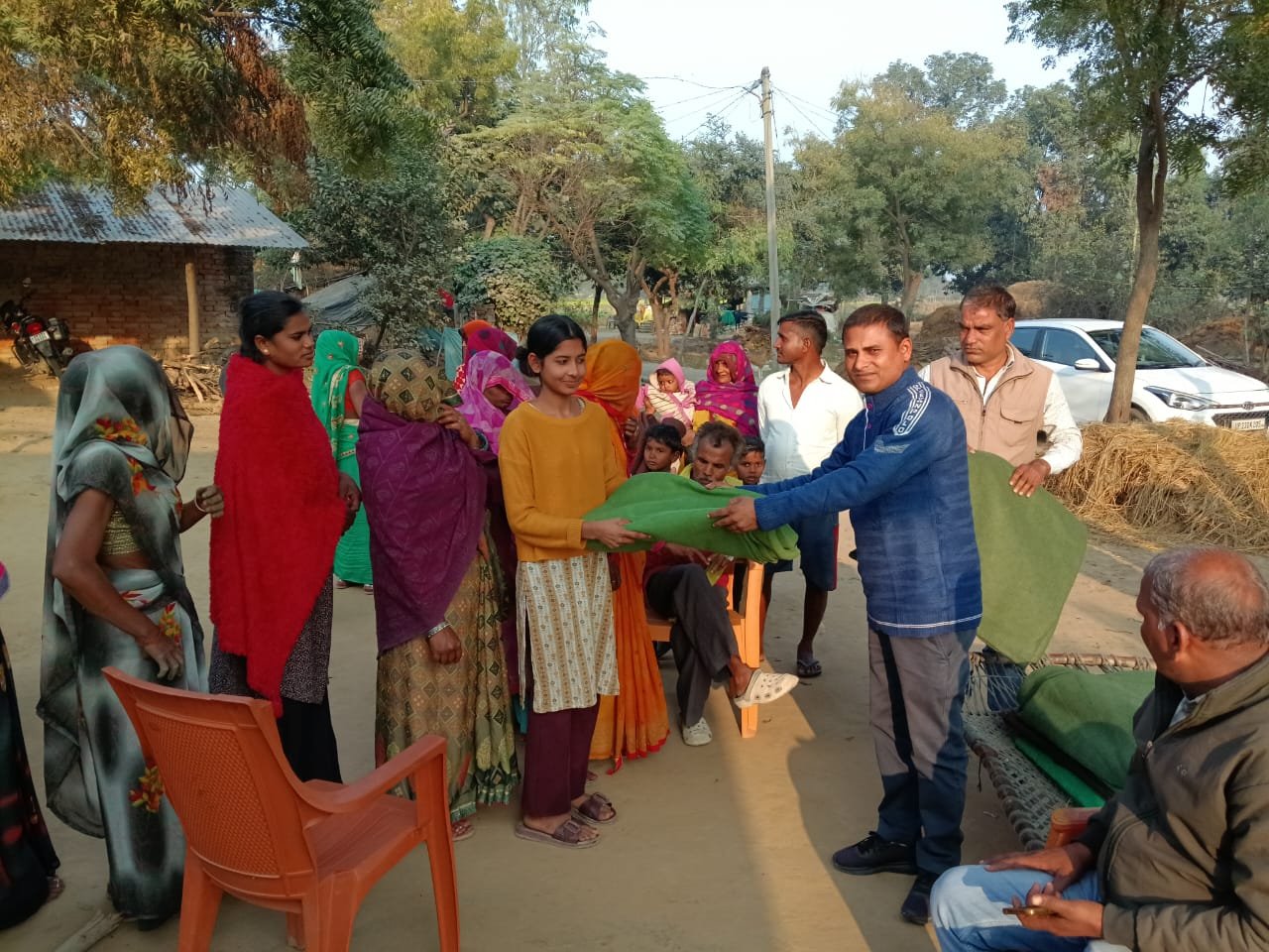 रायबरेली-बढ़ती ठंड और शीतलहर के चलते गोपालपुर उधवन निवासी विवेक सिंह ने घर घर जाकर बाटे कम्बल,, 