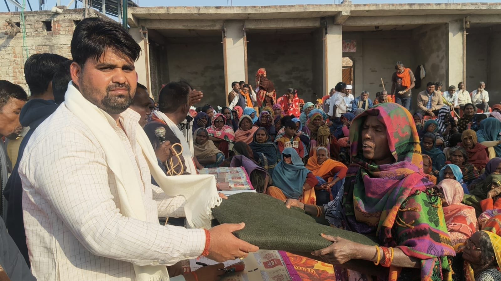 रायबरेली-रोहनिया ब्लाक में समाजसेवी विनय यादव ने गरीबों जरूरतमंदों को वितरण किया कंबल,,,, 