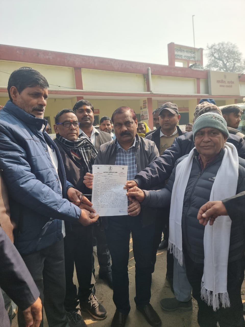 रायबरेली-हैदरगढ़ की घटना को लेकर अधिवक्ताओं ने नायब तहसीलदार को सौपा ज्ञापन