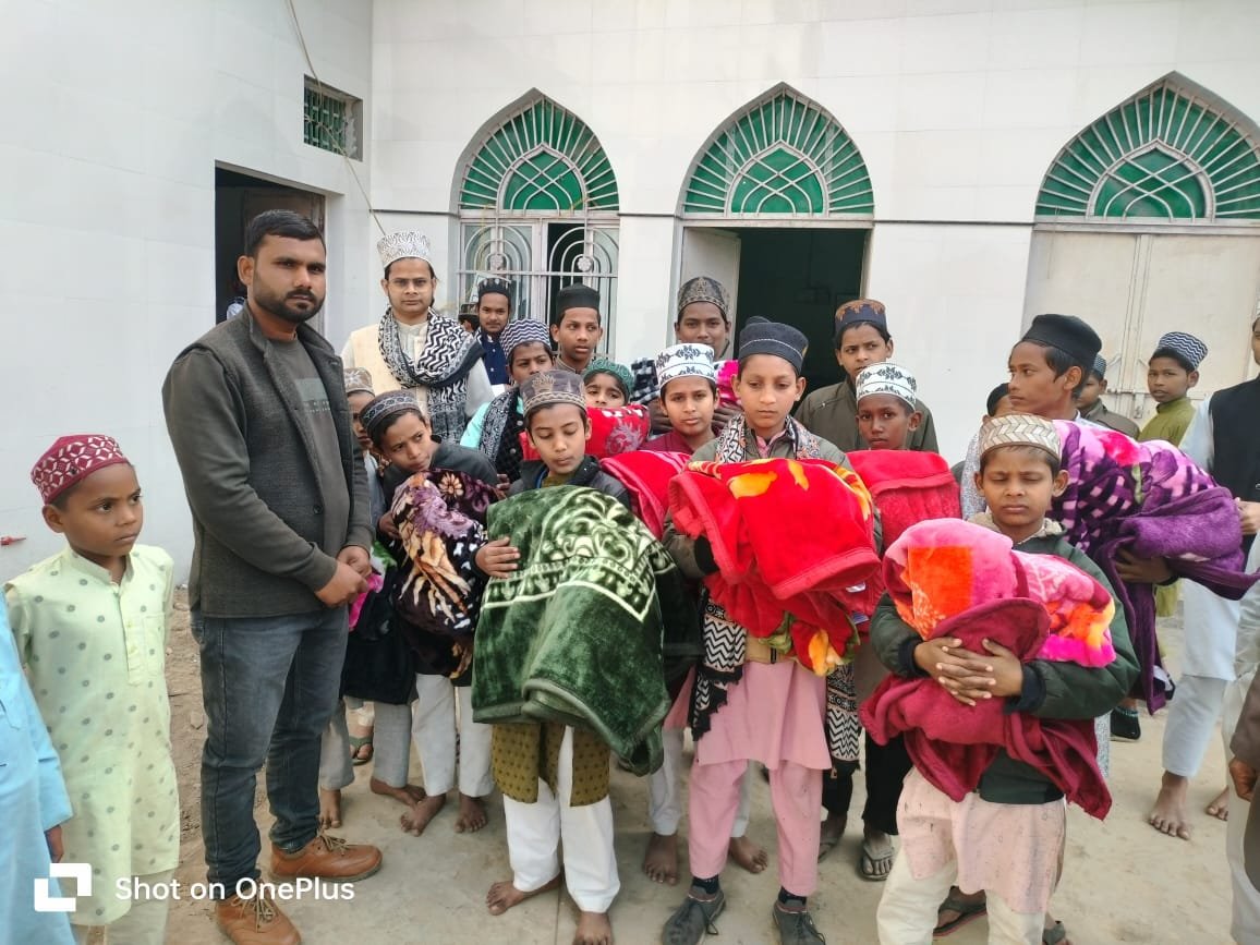 रायबरेली-इंसानियत की मिसाल: 9वीं पुण्यतिथि पर पत्रकार जुबैर खान ने 500 कम्बल जरूरतमंदों किया वितरण,,  