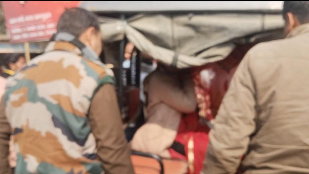 रायबरेली-ऊंचाहार में तेज रफ्तार ट्रक का कहर, ई-रिक्शा को मारी जोरदार टक्कर, दो घायल