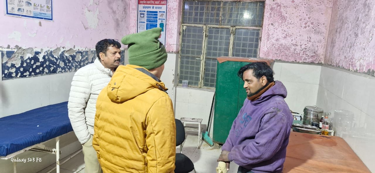 रायबरेली-चलती ट्रेन के गेट पर बैठा युवक नींद आने से रेलवे ट्रैक पर गिरा, हुआ गम्भीर रूप से घायल