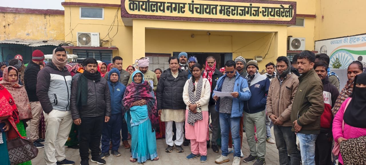 रायबरेली-प्रधानमंत्री आवास योजना के  80 लाभार्थियों को लेकर नगर पंचायत से लखनऊ रवाना हुईं दो बसें