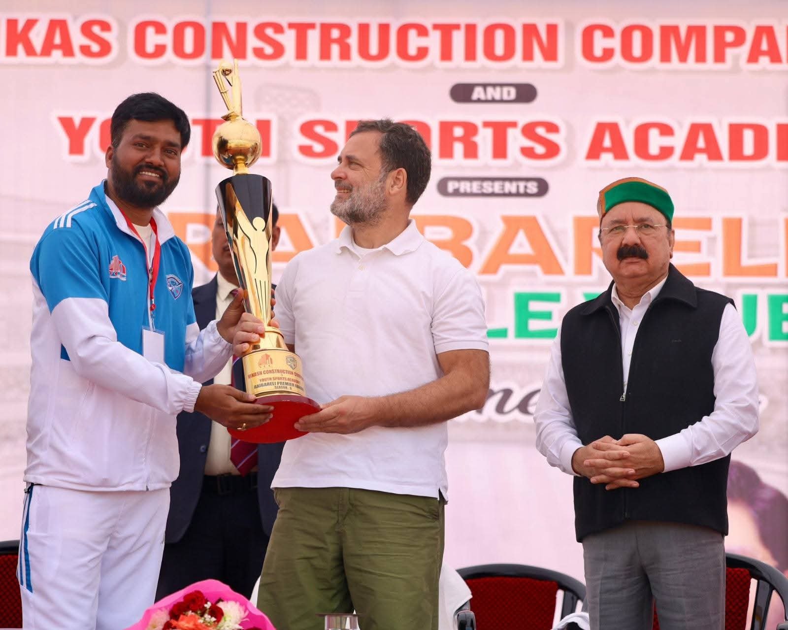 राहुल गांधी ने रायबरेली में क्रिकेट प्रतियोगिता का उद्घाटन किया