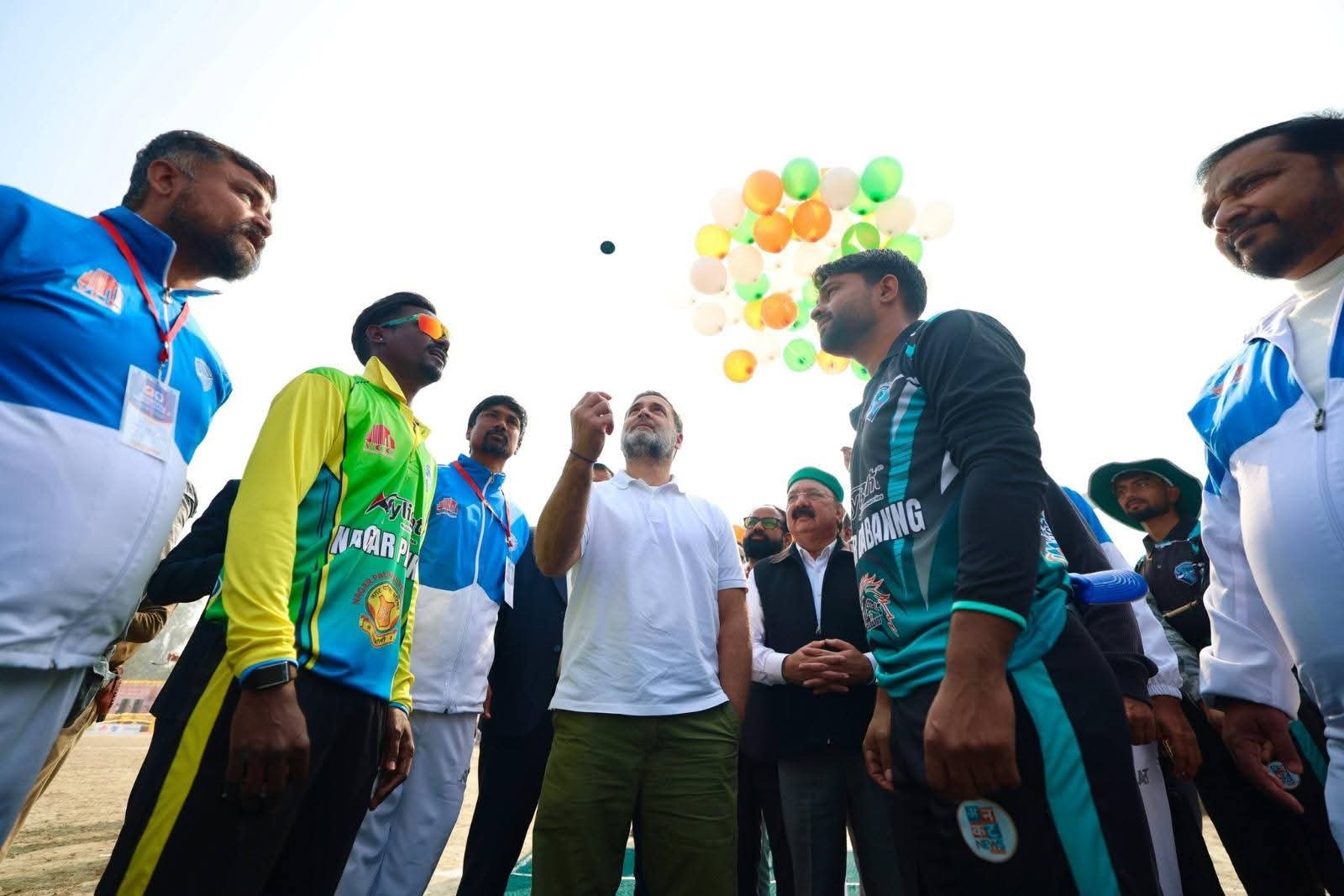 राहुल गांधी ने रायबरेली प्रीमियर लीग का किया शुभारंभ, मैच से पहले Toss उछालकर खिलाड़ियों का बढ़ाया हौसला