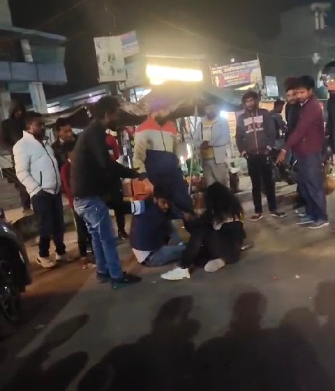 रायबरेली: फास्टफूड की दुकान में युवती के साथ जमकर हुआ विवाद