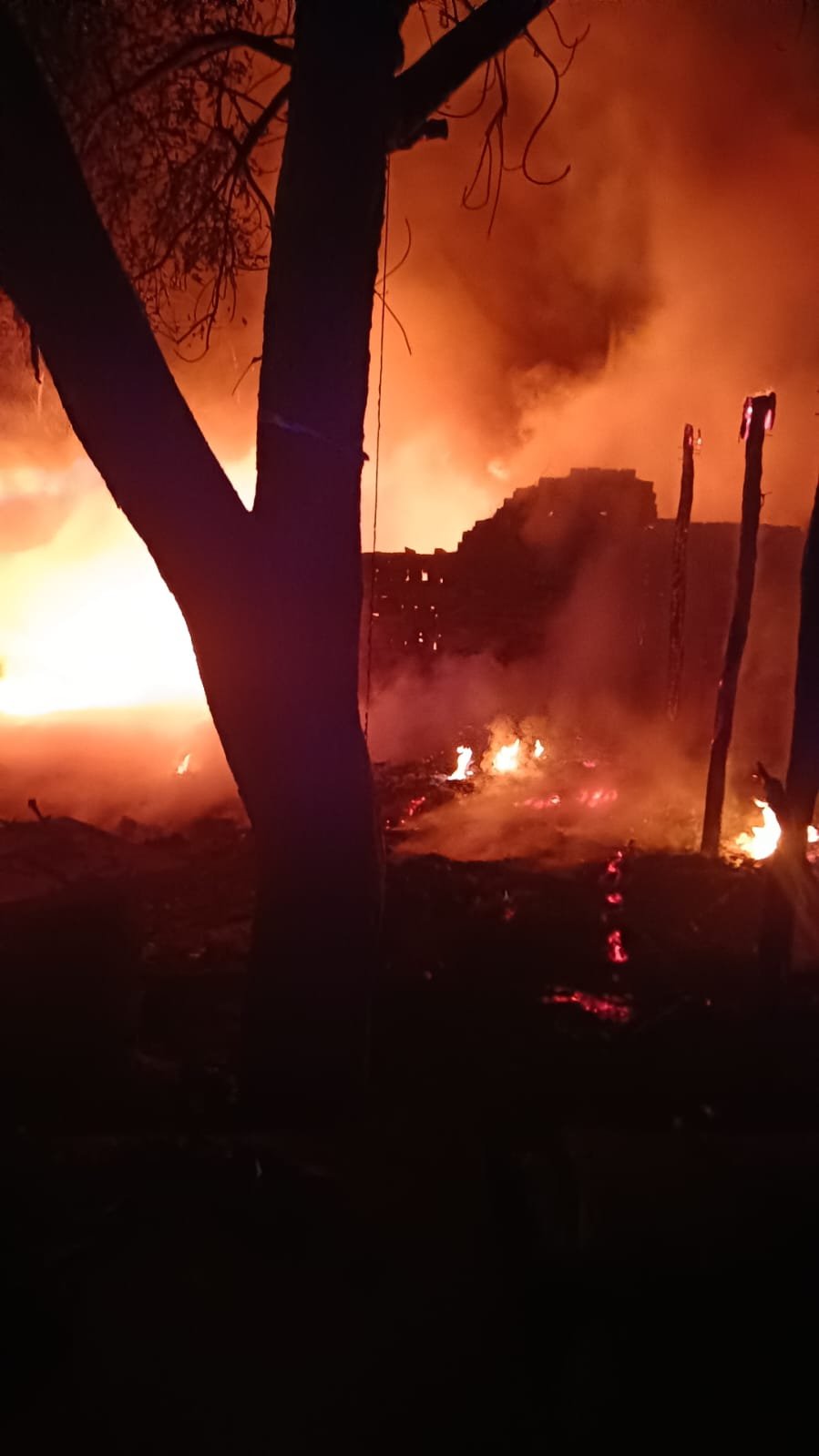 ऊंचाहार:आग का तांडव – चाय की दुकान से भड़की लपटों में कबाड़ गोदाम वा  पान गुमटी खाक, लाखों का नुकसान