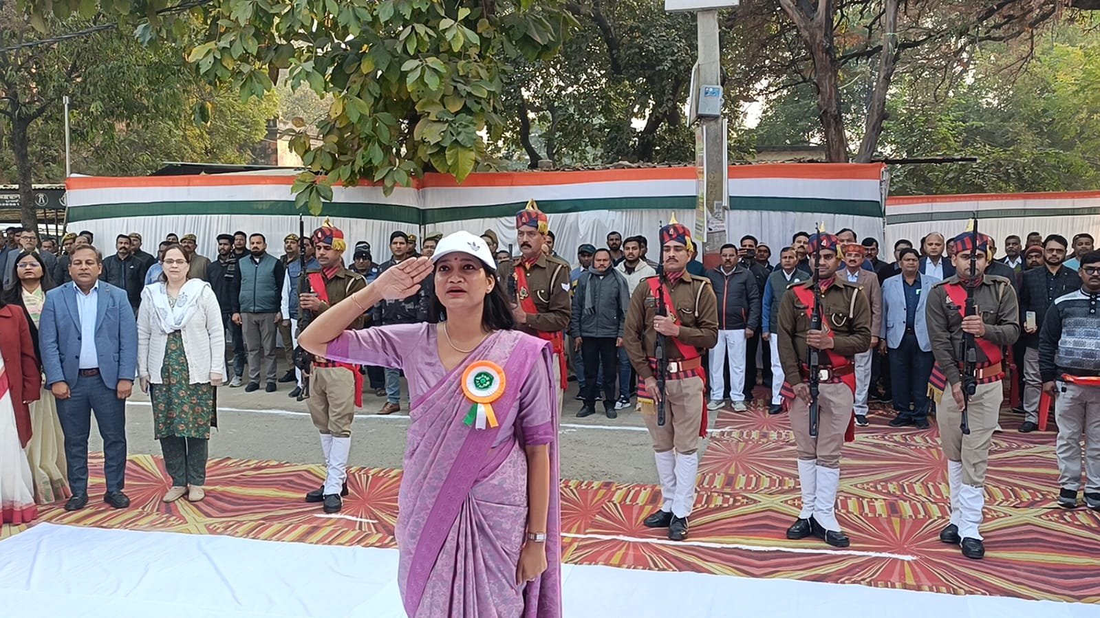 रायबरेली-जिलाधिकारी हर्षिता माथुर ने ध्वजारोहण कर झंडे को दी सलामी